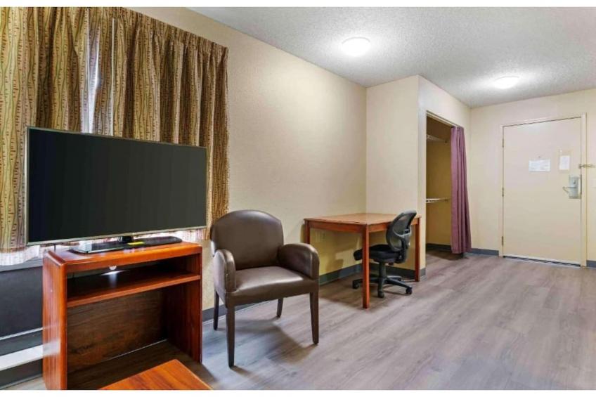 1 King Bed | Non-Smoking, Kitchen, Shower - foto 14