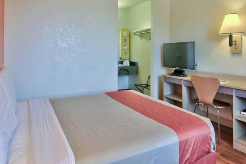 1 Queen Bed  Mini Fridge - foto 8
