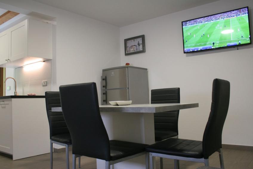 Riverside Rustic Ridge Apartments with Balcony - Two Bedroom Apartment with Balcony - foto 2