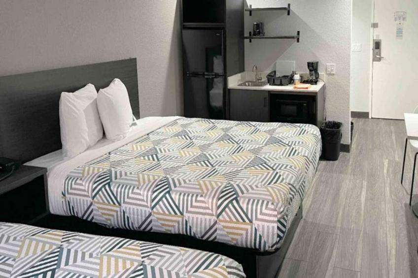 2 Queen Beds  Smoking Micfridge - foto 6