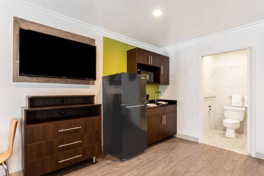 1 Queen Bed  Non-Smoking Kitchen - foto 21