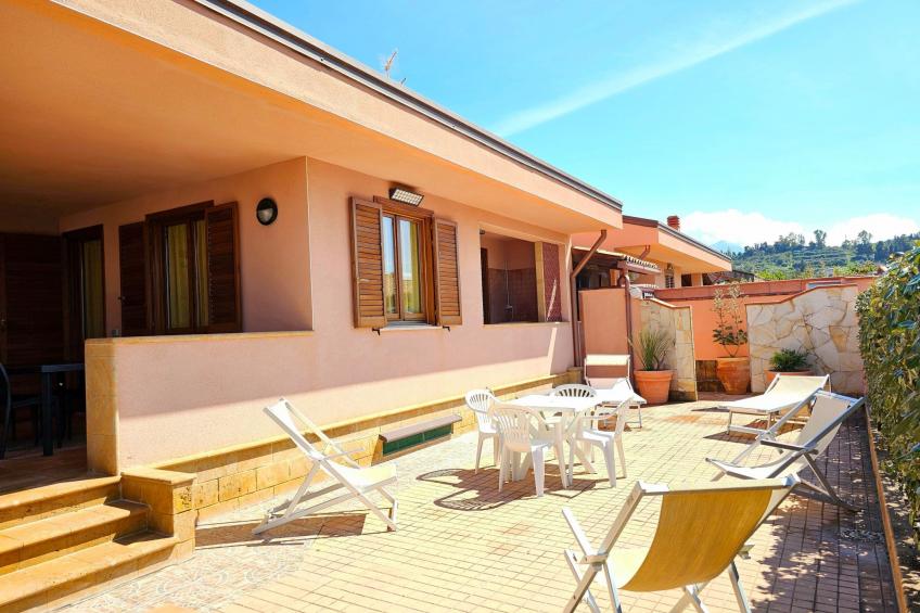 Helle mediterrane Villa mit Veranda und Garten