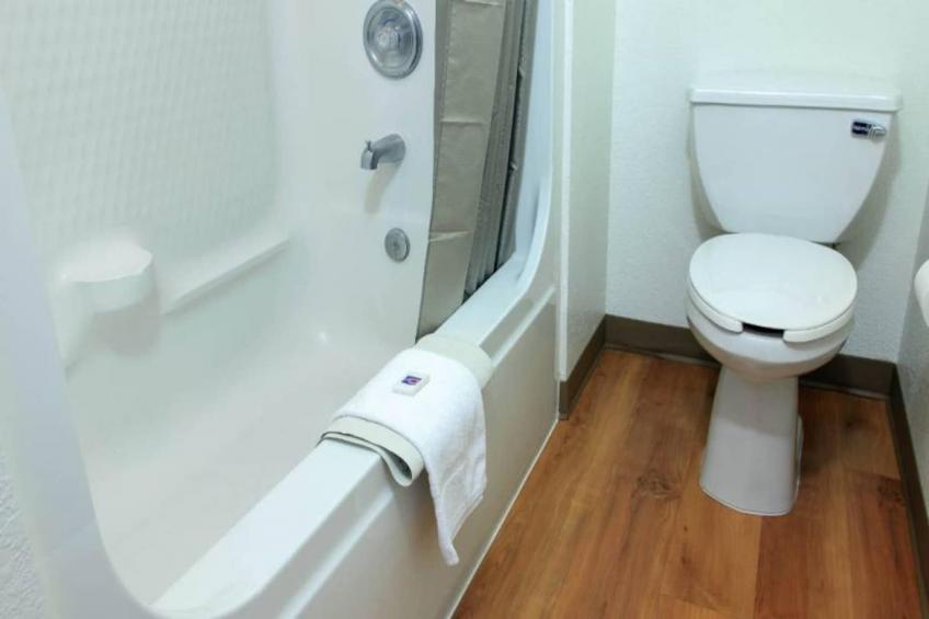 1 Full Bed  ADA/Tub - foto 7