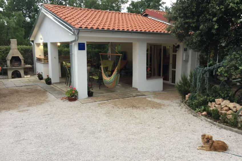 Gemütliches Ferienhaus in Pinezići mit großer Terrasse