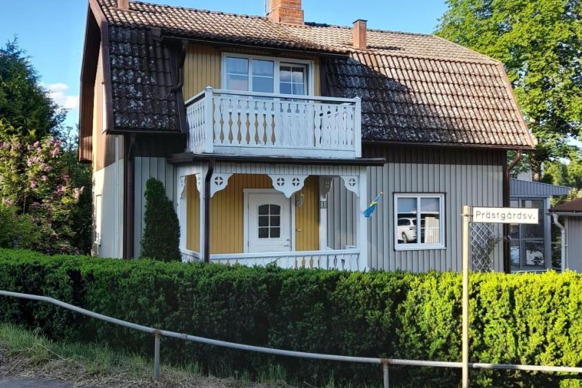 Typisch schwedisches Ferienhaus mit Garten