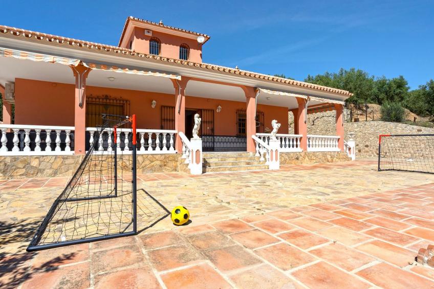 Familienhaus mit großzügigen Außenanlagen - foto 8