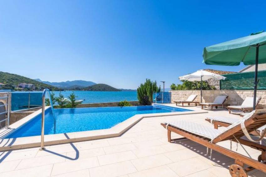 Beachfront Apartment house Hon with pool - foto 16