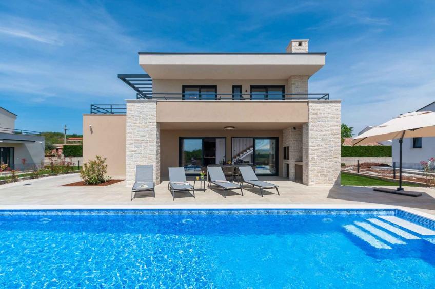 Villa with outdoor swimming pool - BF-JZ7WD