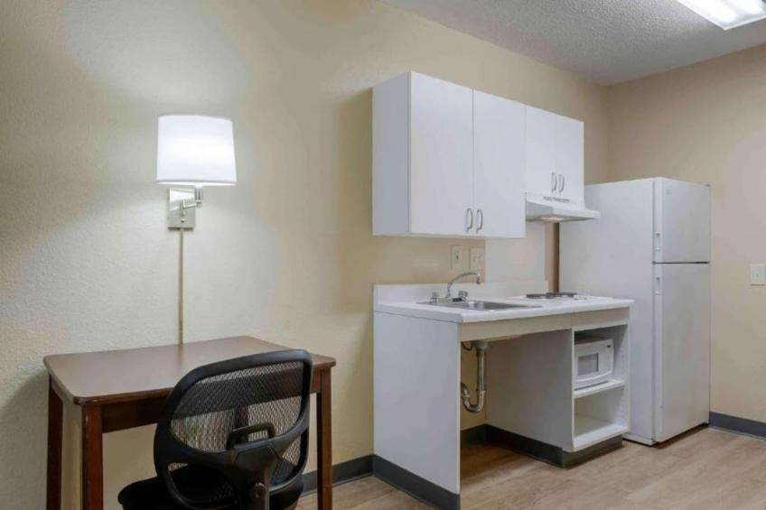 1 King Bed | Hearing Accessible, Kitchen - foto 21