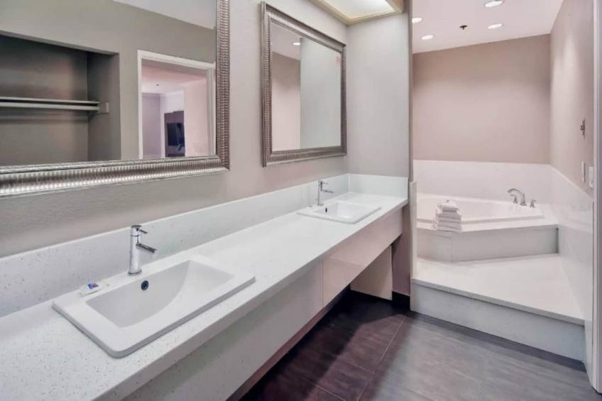 1 King Bed  Non-Smoking Hot Tub - foto 32