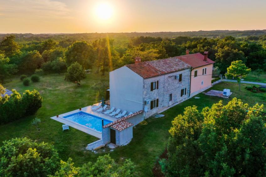 Schönes Haus mit großer grüner Umgebung, Pool - foto 8