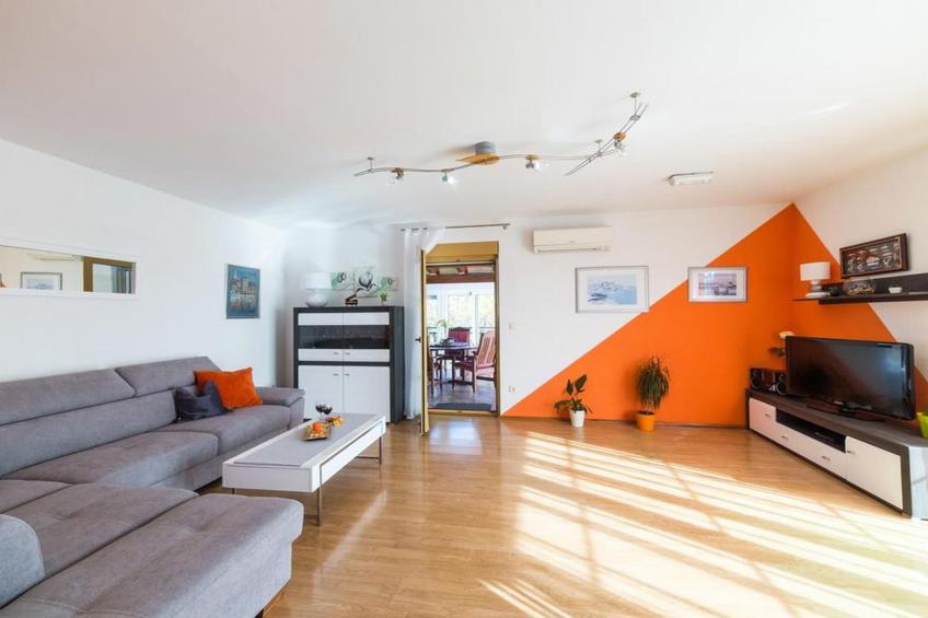 Spacious Holiday Home with Pool and Hot Tub in Kastel Stari - Four Bedroom Holiday Home with Pool