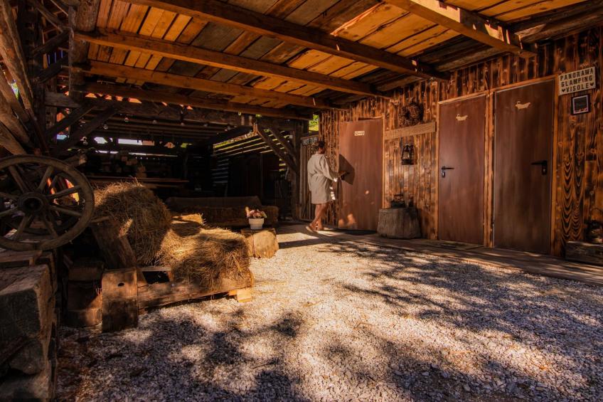 Rustic Refuge Glamping with Hot-Tub and Sauna - Two Bedroom Apartment with Terrace - foto 2