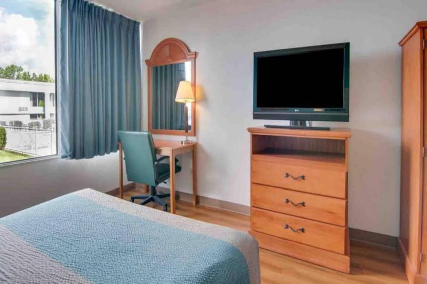 1 Queen Bed  Smoking Micfridge - foto 11