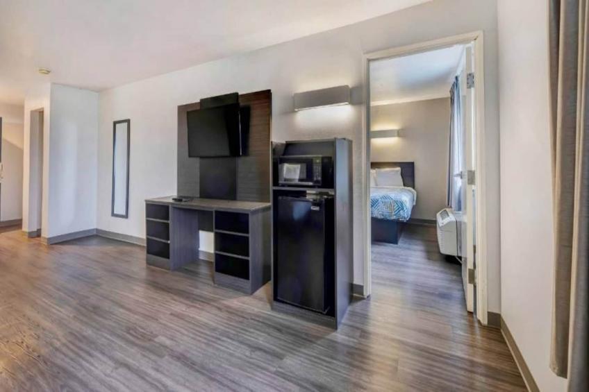 1 King Bed  Suite Non-Smoking Hot Tub - foto 4