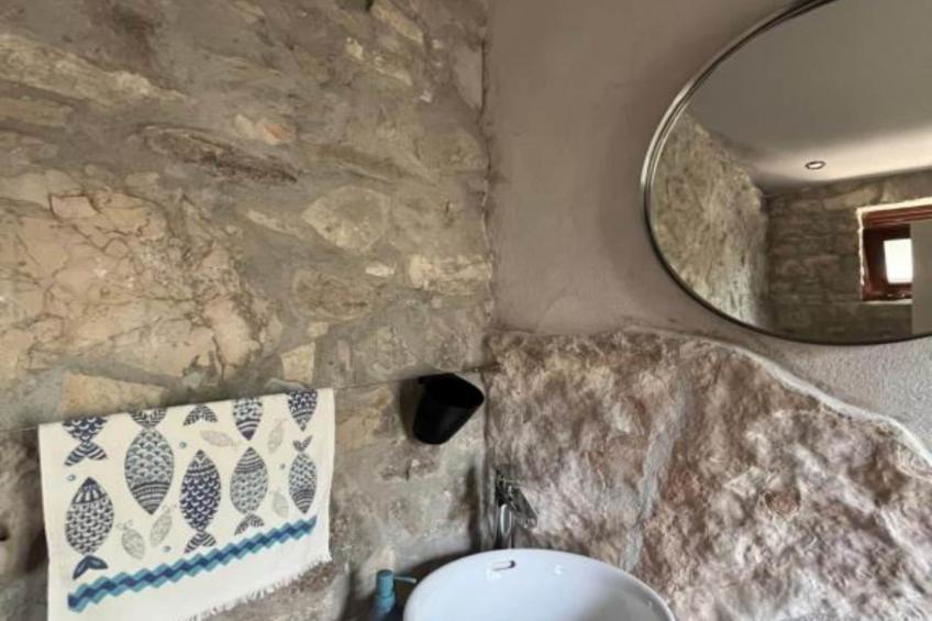 Romantic Stone House and Yard Near Stunning Beach - Two Bedroom Holiday Holiday Home  with  Patio and Terrace - foto 13