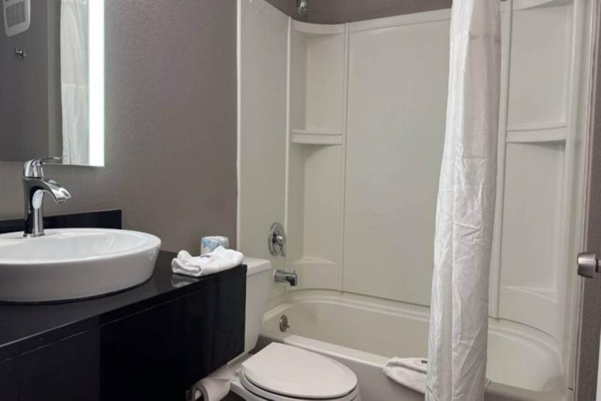 1 King Bed  Mobility Accessible RI Shower Nsmk - foto 12