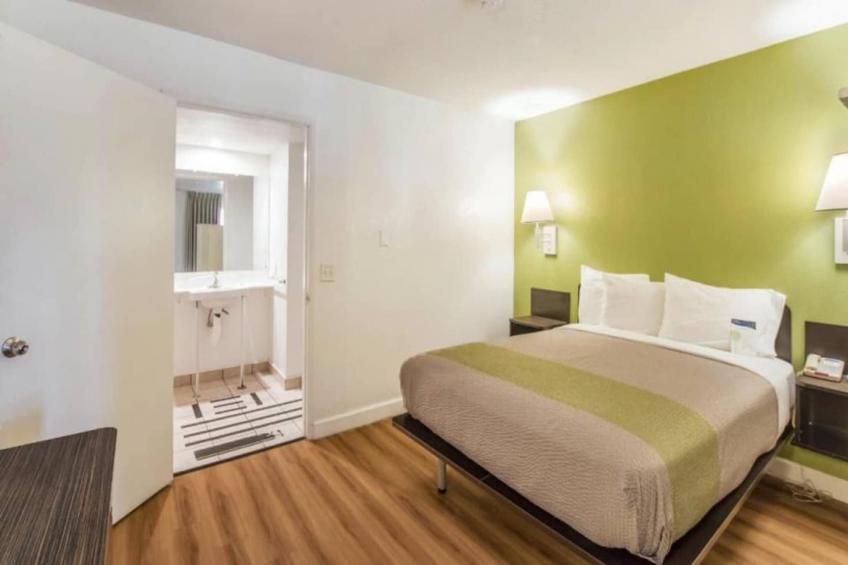 1 Queen Bed  Non-Smoking Kitchen - foto 7