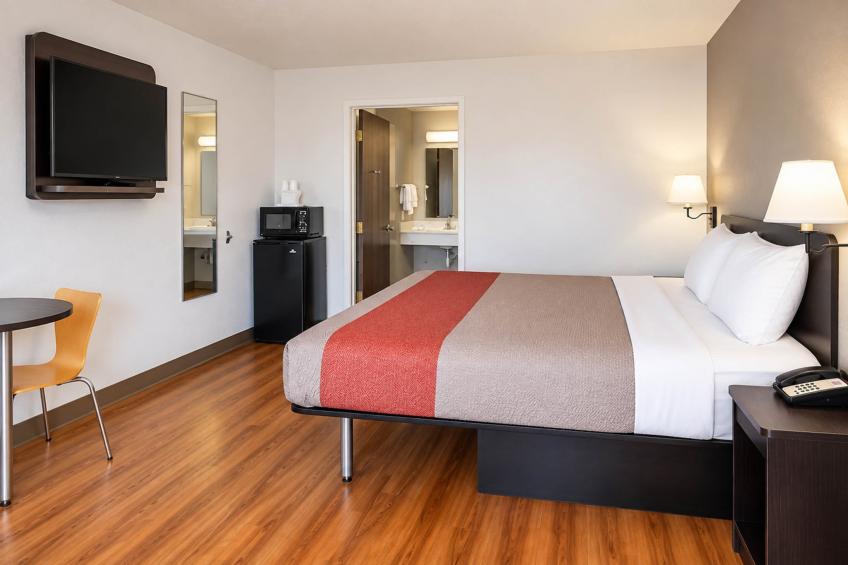 1 King Bed  Non-Smoking Micfridge - foto 2