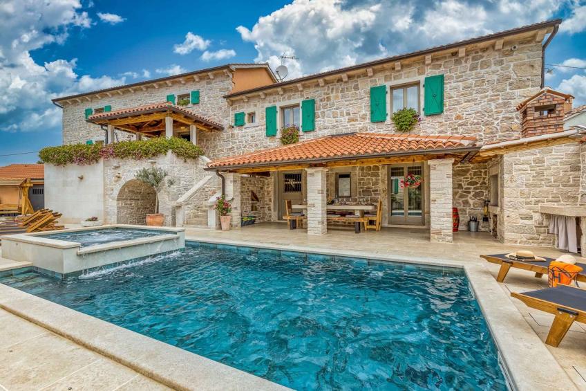 Villa with private pool and jacuzzi - BF-9V49J