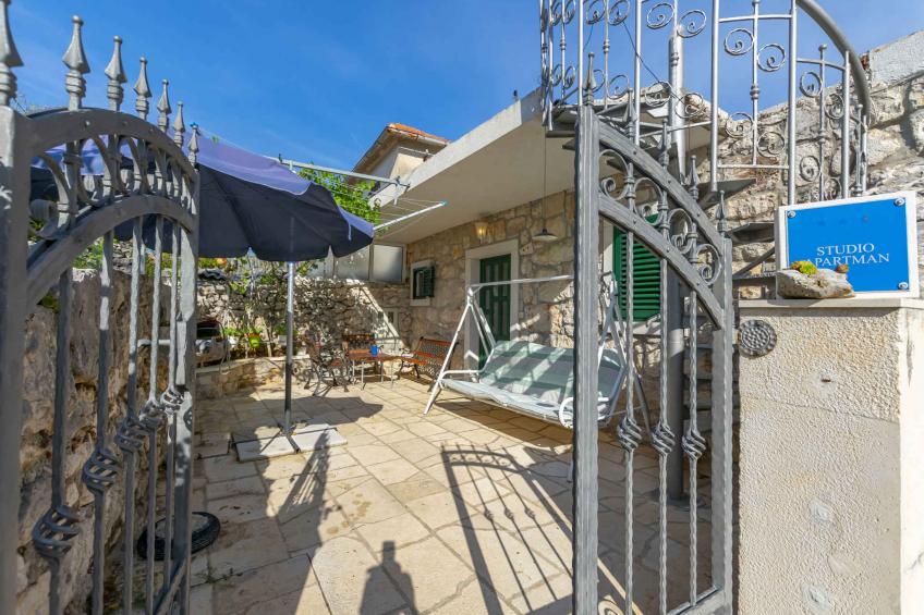 Holiday home with terrace and air conditioning - BF-CGH95