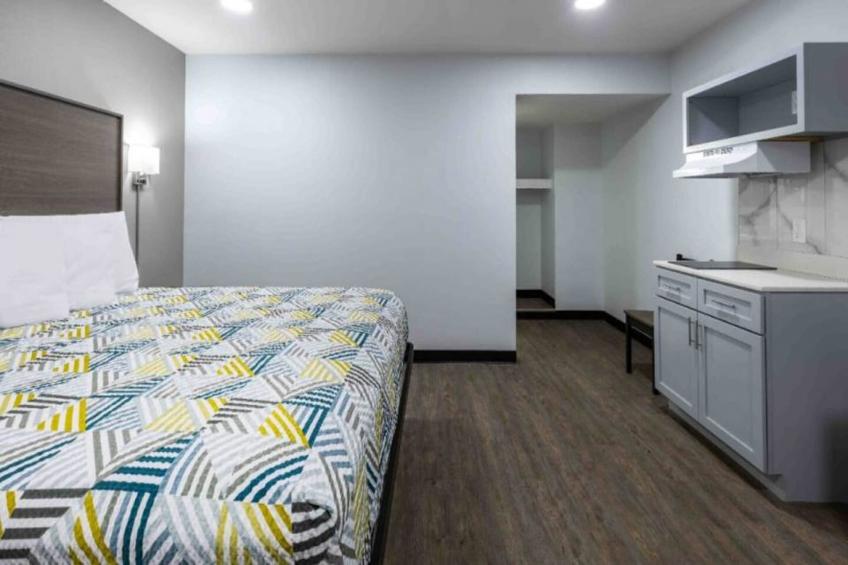1 Queen Bed  Non-Smoking Kitchen - foto 16