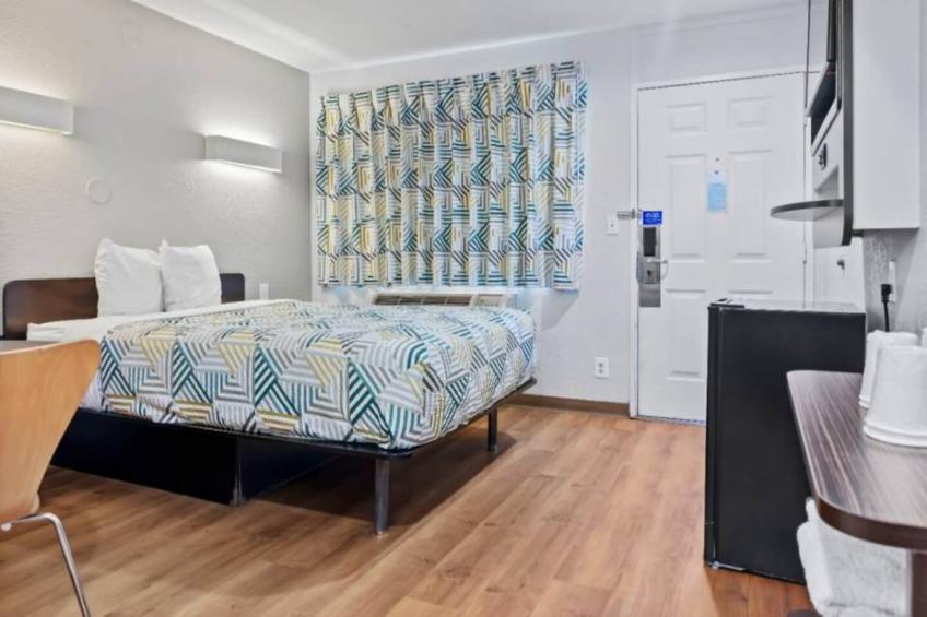1 Queen Bed  Mini Fridge - foto 28
