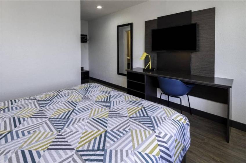 1 Queen Bed  Mini Fridge - foto 27