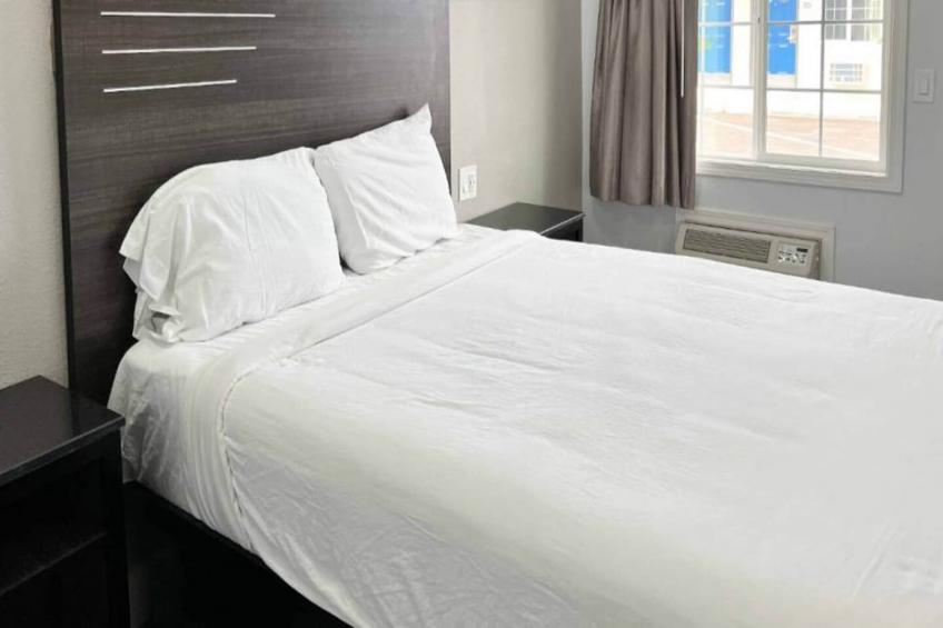 1 Queen Bed  Non-Smoking Micfridge - foto 4