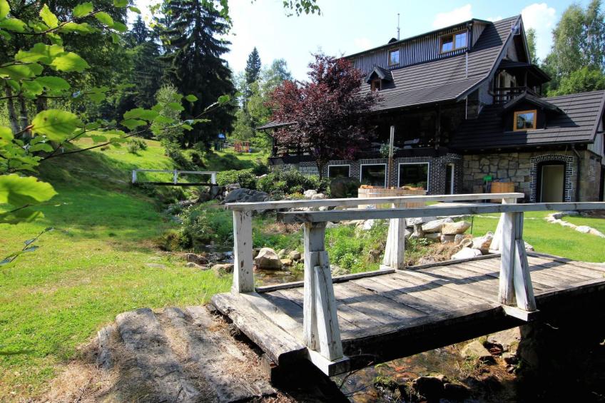 Exklusives Ferienhaus mit Schwimmbad direkt am Wasser