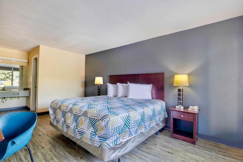 1 King Bed | Smoking, Micfridge - foto 21