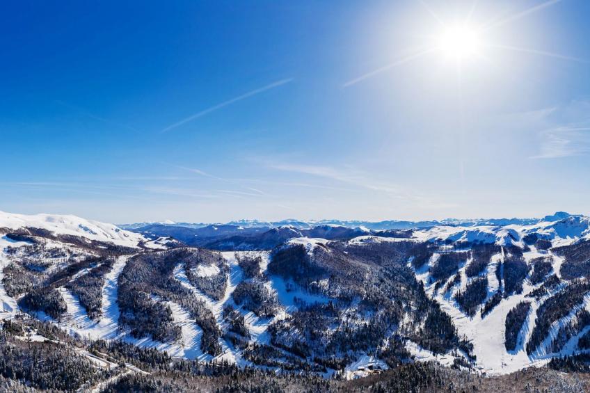 Die Ski-Suite hat ein Schlafzimmer und ein kleines Wohnzimmer ohne Küche. - foto 18