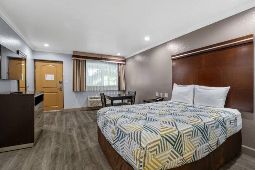 1 Queen Bed  Non-Smoking Micfridge - foto 19