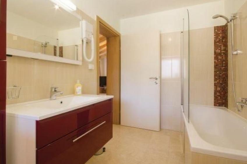 mit Pool, Whirlpool, Terrasse und Garten - foto 25