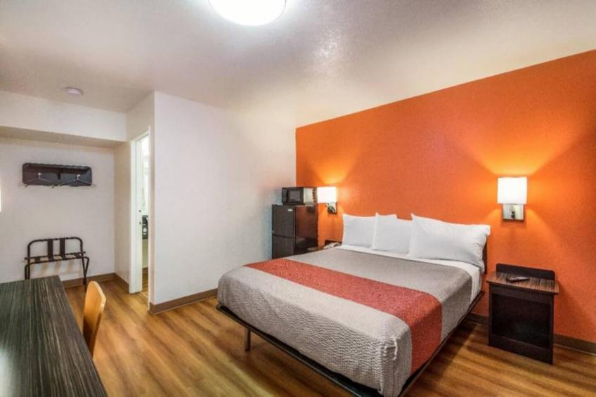 1 Queen Bed  Micfridge - foto 10