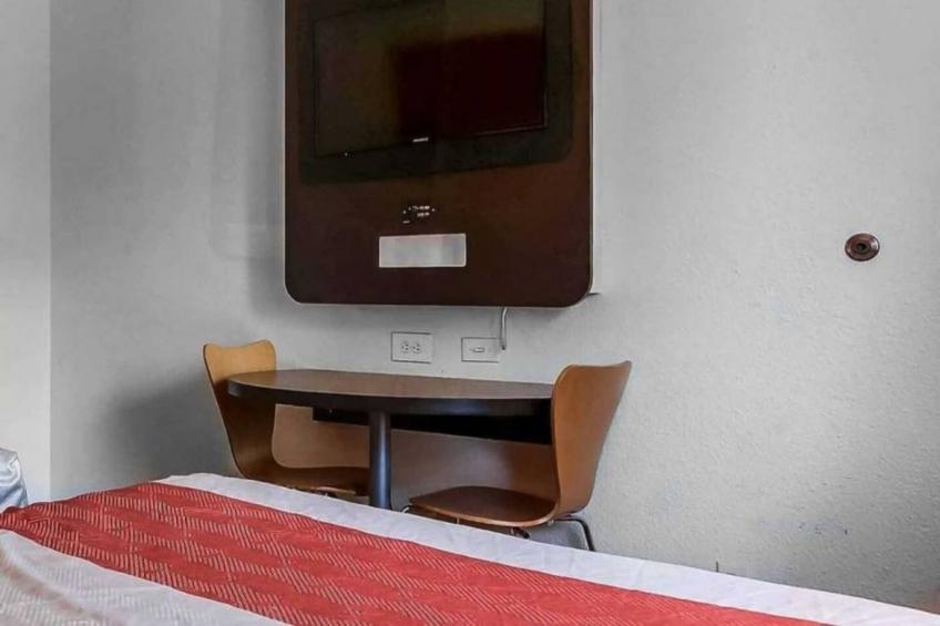 1 Full Bed  ADA/Tub/Mini Fridge - foto 13