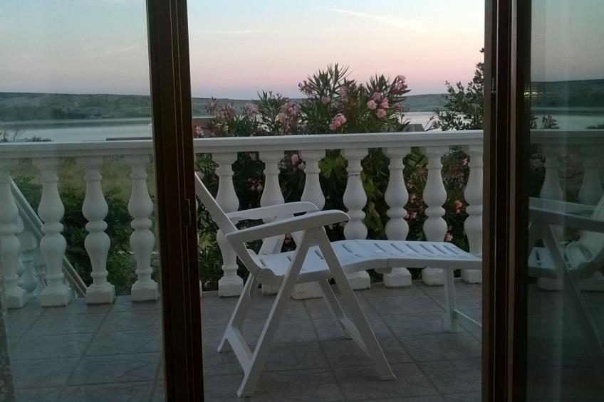 mit Blick auf das Wasser