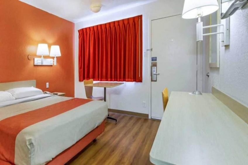 1 Full Bed  ADA/RI Shower/Mini Fridge - foto 13