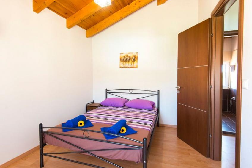 Haus in Kolympia mit Parkplatz und Bergblick - foto 12