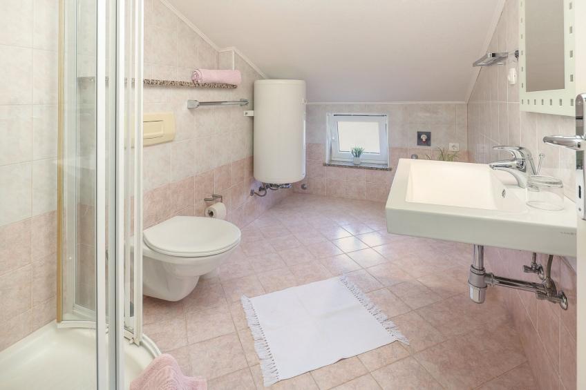 Peaceful Nature Retreat Near Krk Town with BBQ and Parking - Comfort Two Bedroom Apartment - foto 10