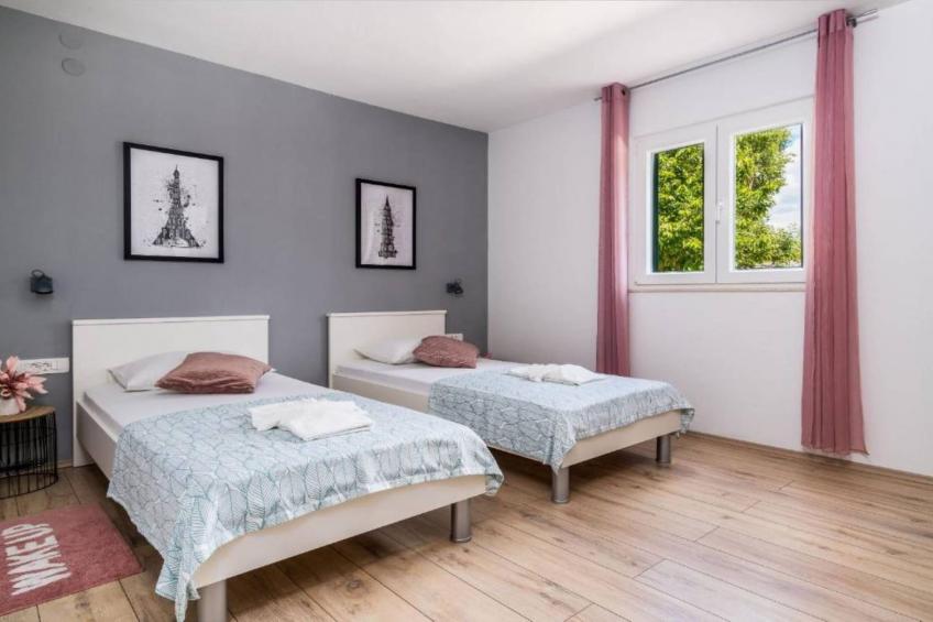 Tranquil Oasis Holiday Home Primorski Dolac with Pool - Three Bedroom Holiday Home with Pool - foto 7