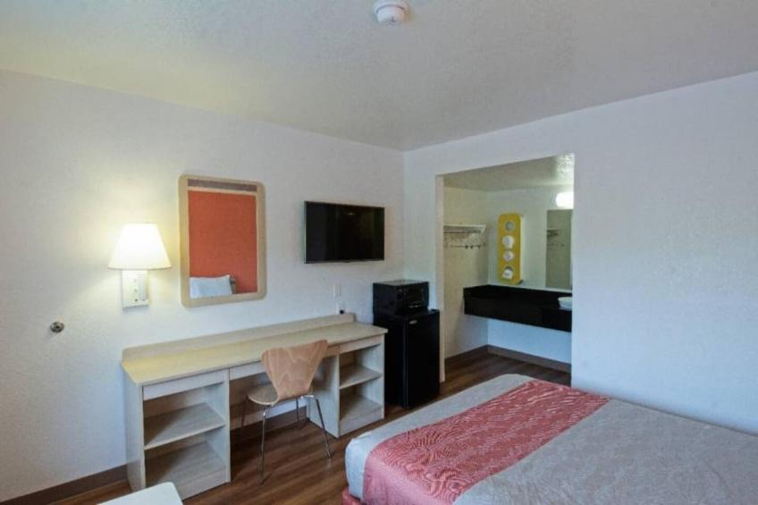 1 Queen Bed  Micfridge - foto 14