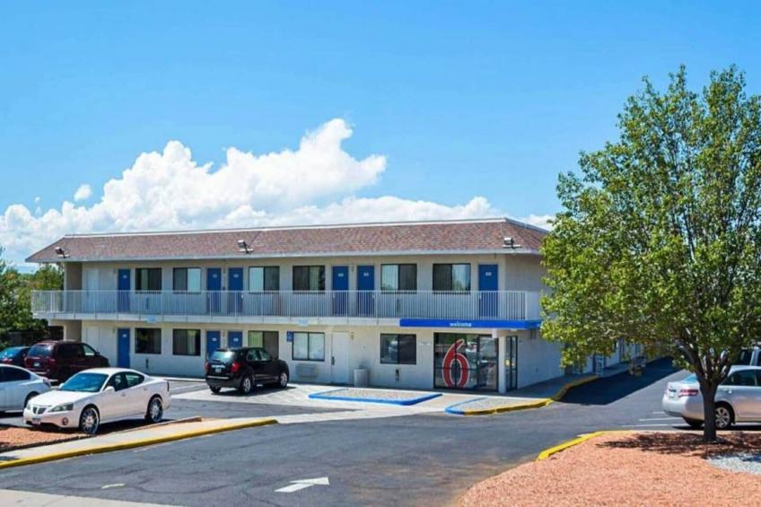 1 queen bed  kitchen