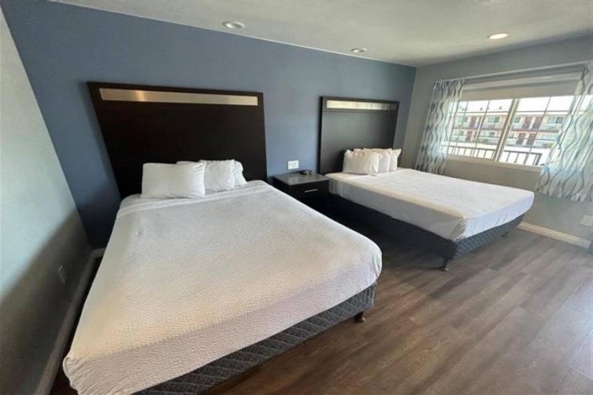 2 Queen Beds  Suite Non-Smoking Micfridge - foto 14