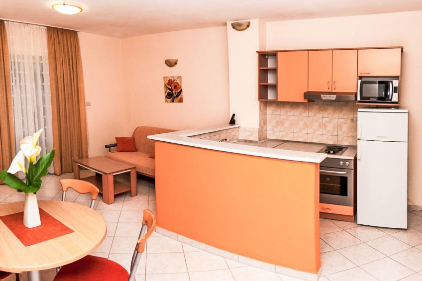Modern eingerichtete Ferienwohnung orange