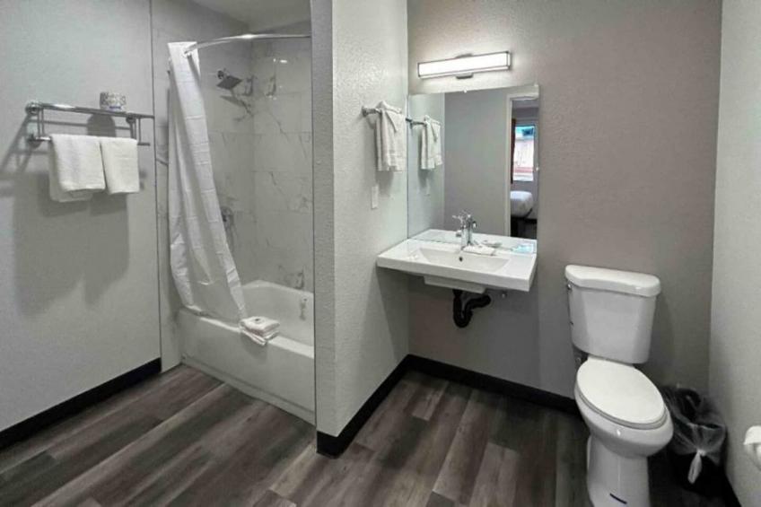 1 Queen Bed  ADA/RI Shower/Nsmk/Kitchen - foto 13