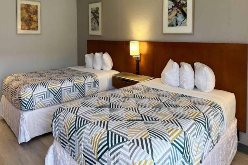 2 Queen Beds  Non-Smoking Micfridge - foto 5