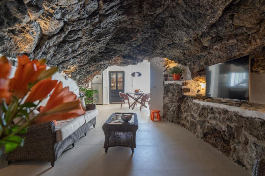 Spektakuläre Höhle mit zwei großen Terrassen am Meer - foto 31