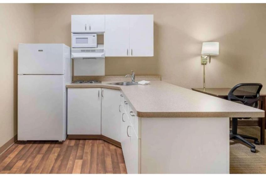 1 King Bed | Non-Smoking, Kitchen, Shower - foto 17