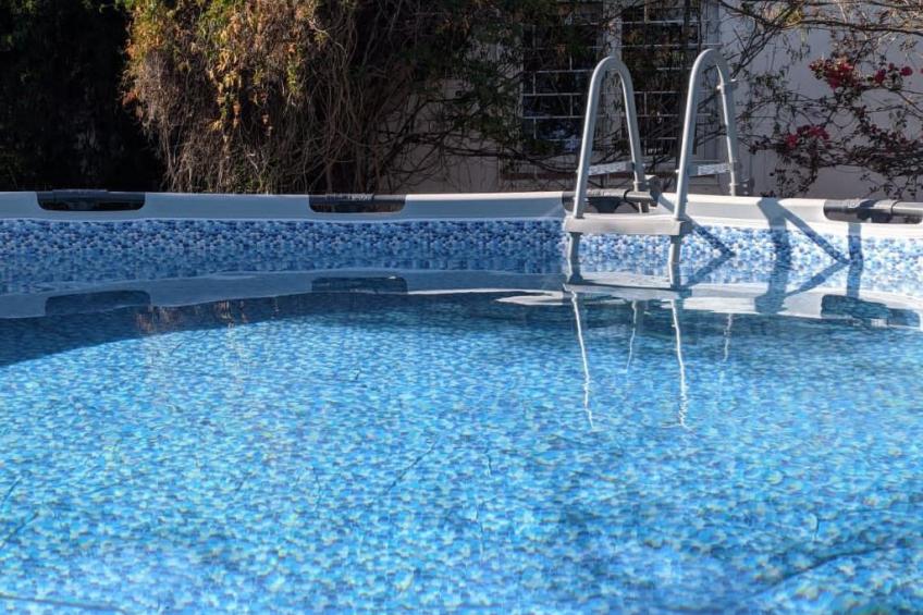 mit Pool und 5 Schlafzimmern für 10 Personen.